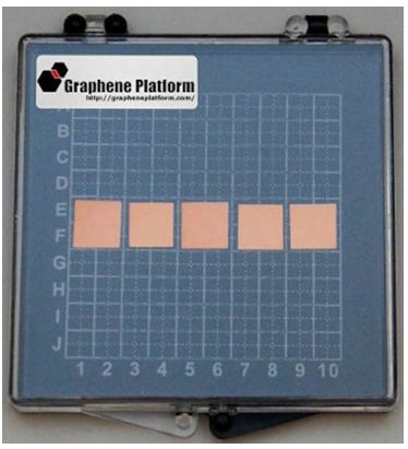 在展示单层石墨烯产品(右为单层石墨烯)的超强